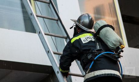La un pas de tragedie. Un bărbat de 70 de ani a fost cât pe ce să-şi piardă viaţa după ce, în această după-amiază, în apartamentul său a izbucnit un incendiu.