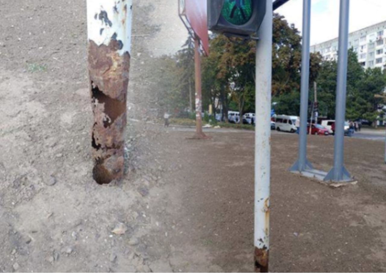 В Кишиневе опора светофора может обрушиться в любой момент.