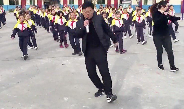 На кадрах видно, как 40-летний Чжан Пэнфэй (Zhang Pengfei) — директор школы в уезде Линьи в провинции Шаньси — лично танцует с детьми.