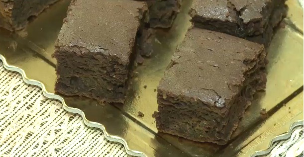 Мастерица потрясла основы рецепта популярного десерта брауни, добавив в него темное пиво с пармезаном.