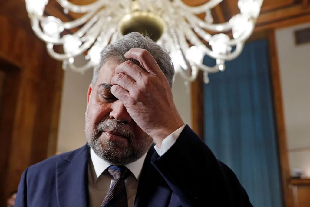 В парламенте Румынии рассматривают вотум недоверия правительству Марчела Чолаку.