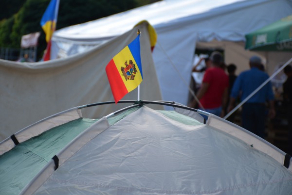 Magistrații de la Curtea de Apel au decis astăzi ca corturile și construcțiile ușor demontabile din PMAN să fie scoase. Foto: independent.md
