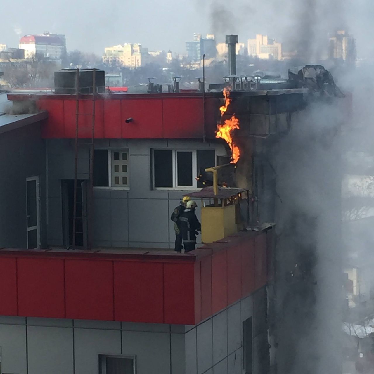 Дым отвели через вентиляционную систему и на стенках копились жировые отложения.