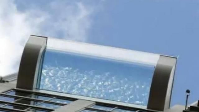 Piscină suspendată la etajul 40 al unui zgârie-nori. Foto: digi24.ro