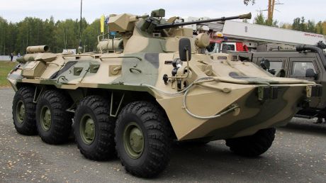 На полигоне экипажи учатся маневрировать между условными воронками.
