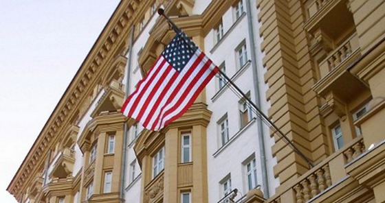 В Москве закидали яицами и туалетной бумагой посольство США.