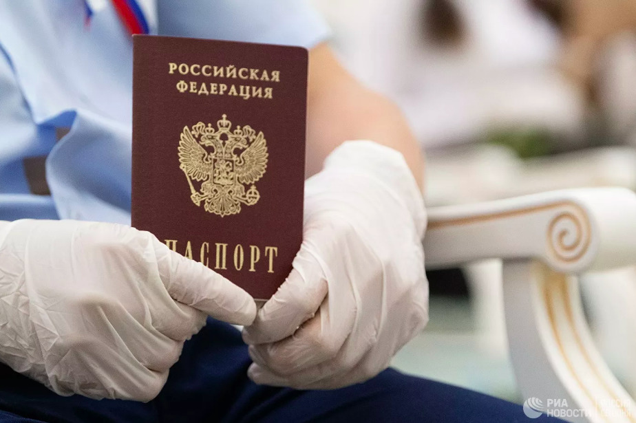 Украинцы и белорусы смогут получить российское гражданство без экзамена.