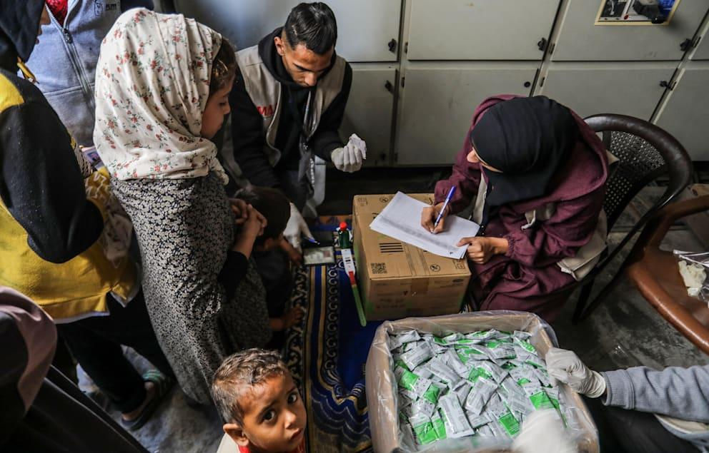 Activiștii au acuzat Hamas că ascunde mâncarea pentru bebeluși pentru a agrava foametea în Gaza.