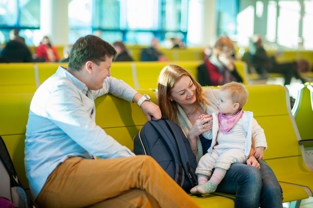 Părinţii care lucrează peste hotare, îndemnaţi să instituie tutela copilului. Foto: rtr.md
