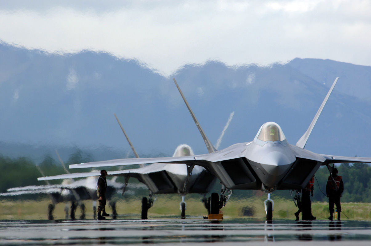 США перебрасывают истребители F-22 на Ближний Восток из-за провокаций России.
