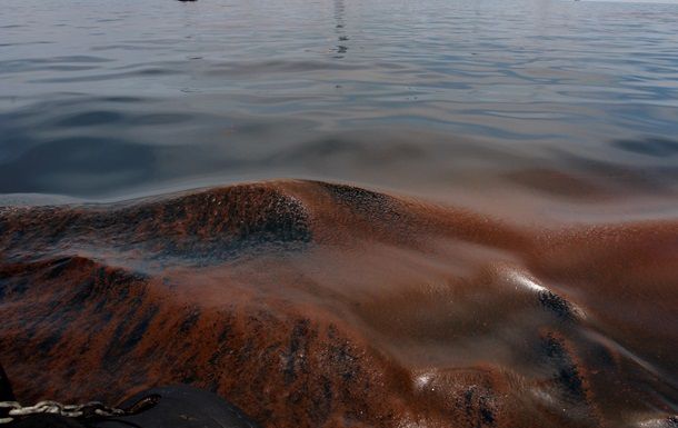 У берегов Севастополя разлилась нефть. Фото: reutres.com