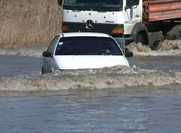 Primarul sustine ca o solutie ar fi constructia unui alt drum peste calea ferata. A cerut ajutorul ministerului Transportului iar acum asteapta un raspuns.