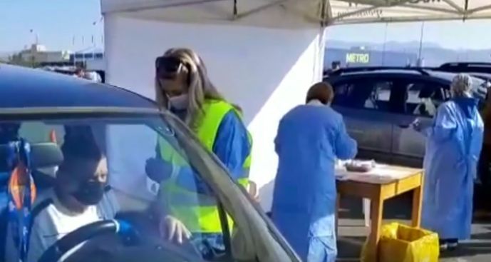 В румынском городе жители могут привиться от коронавируса прямо в машине.