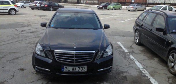 Șeful interimar al Inspectoratului General de Poliție (IGP), Gheorghe Cavcaliuc, circulă cu o mașină cu numere de înmatriculare false. Foto: contracoruptiei.md