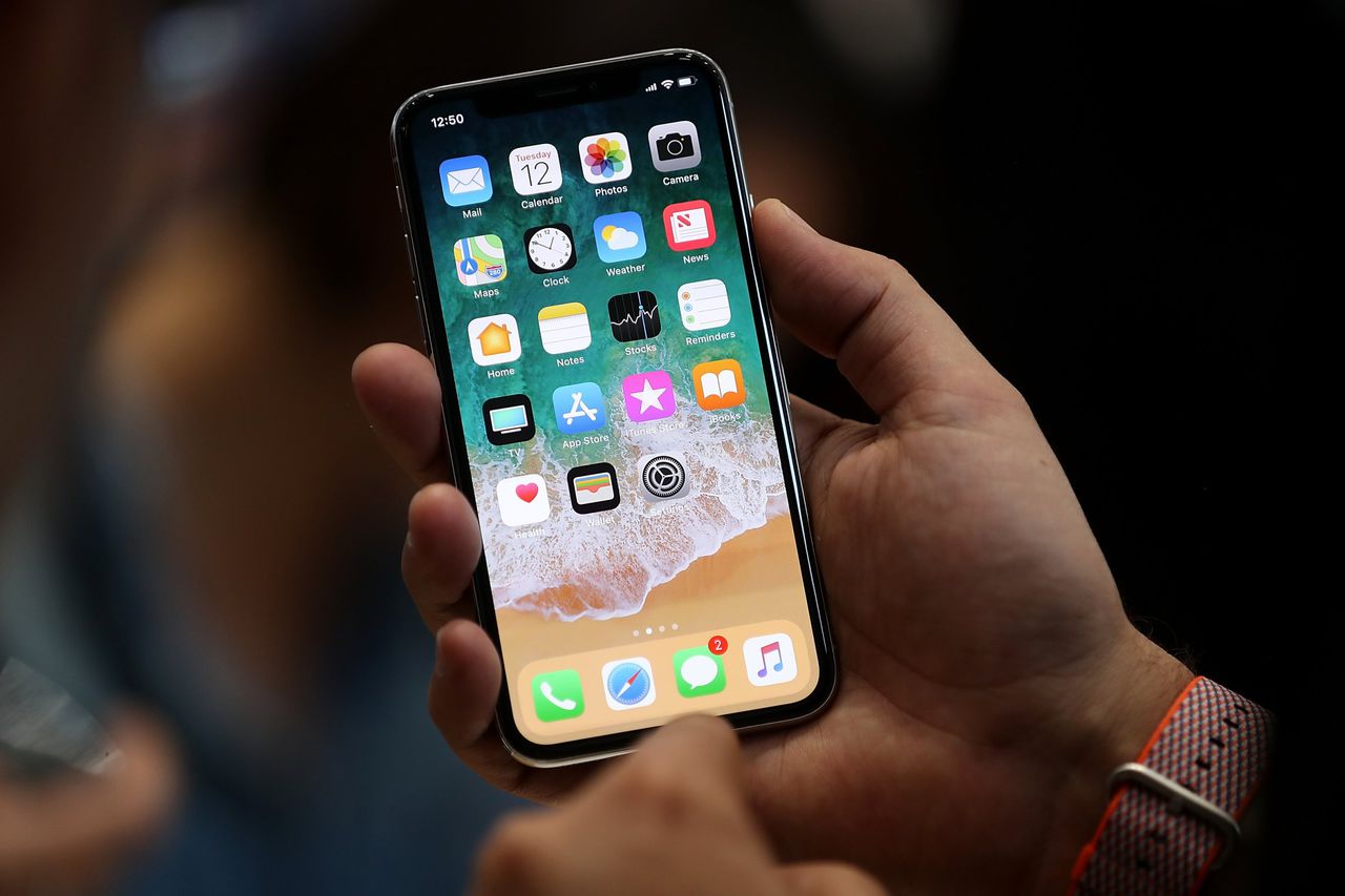 iPhone X — новый смартфон от Apple c 5,8-дюймовым экраном.