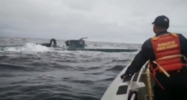 В Колумбии обнаружили крупнейшую партию кокаина в подводной лодке.