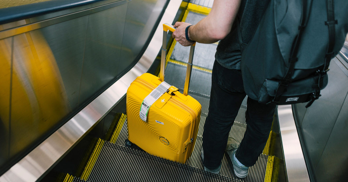 Pe aeroporturile din UE revin regulile pentru lichidele din bagajele de mână.