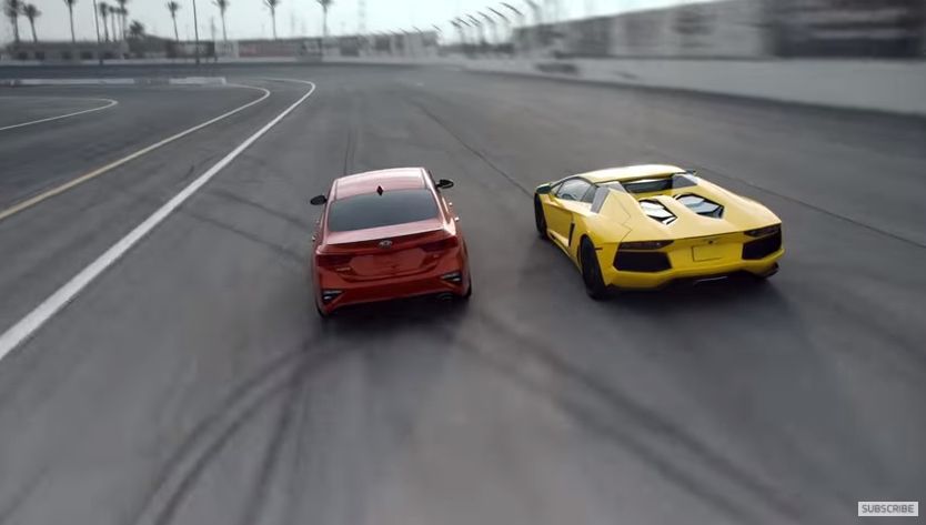  Kia Forte și Lamborghini Aventador ajung pe același circuit, dar se întrec într-un test static.