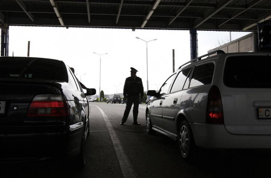 Marfa a fost reținută, iar bărbatul urmează să achite o amendă de 3.000 de lei.