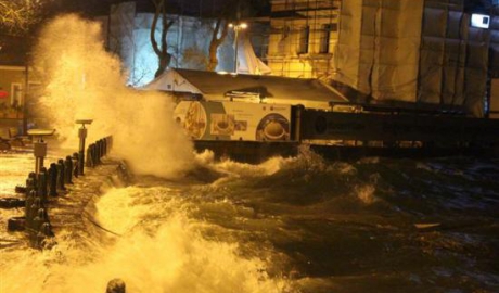Cinci persoane au murit şi alte aproximativ 100 au fost rănite în urma furtunilor care au afectat vestul şi nord-vestul Turciei.