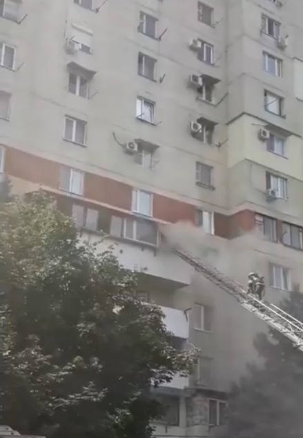 Для тушения огня на место происшествия были отправлены два спецавтомобиля. Фото: zugo.md.