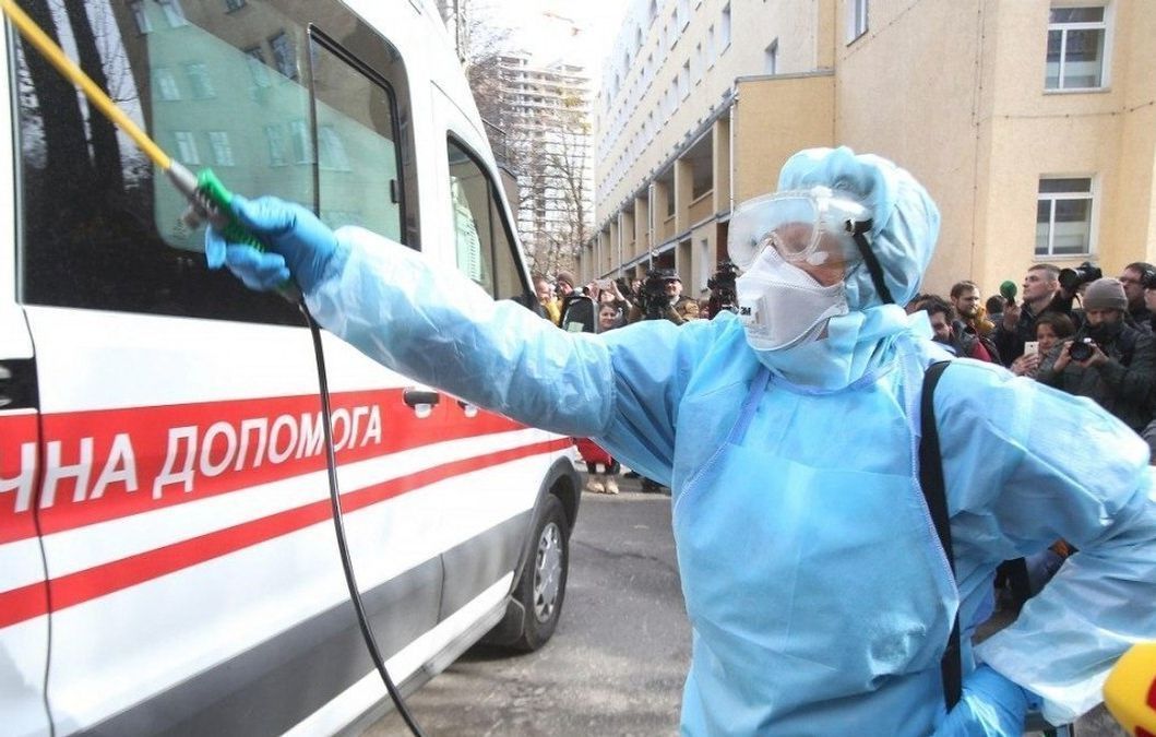Борьбу Украины с коронавирусом сравнили с лечением подорожником.