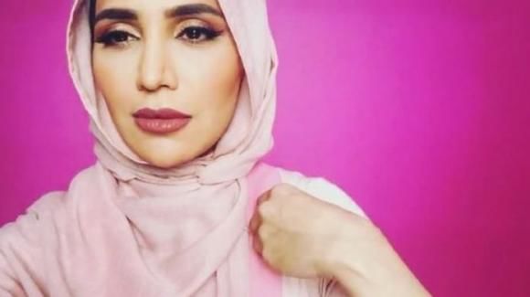 Primul fotomodel L'Oreal cu hijab s-a retras după ce a fost criticată pentru declarații controversate.