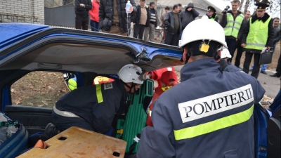 Un cuplu din capitală a ajuns la spital după ce mașina în care se afla a derapat și s-a răsturnat.