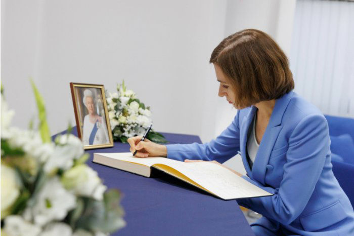 Санду оставила запись в книге соболезнований в связи со смертью королевы Елизаветы II.