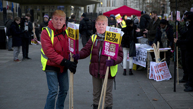 В Британии люди протестуют против предстоящего визита Трампа.