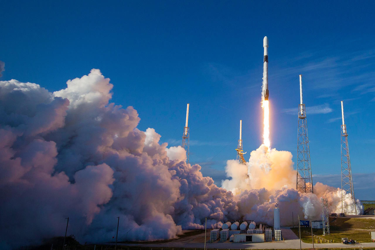 SpaceX получила контракт на запуск спутников Пентагона.