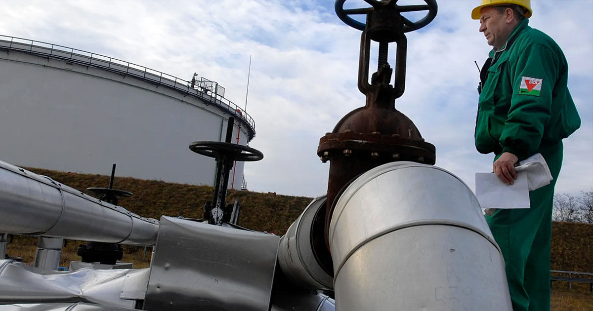 Венгрия резко увеличит поставки нефти в Сербию из-за влияния санкций США.