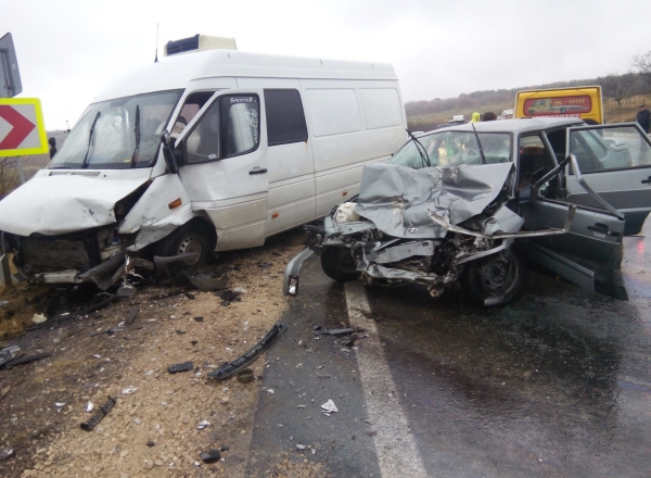 Un grav aacident s-a produs in urma cu putin timp in apropiere de Peresecina. In urma impactului, o persoana a murit, iar alte doua au fost ranite.