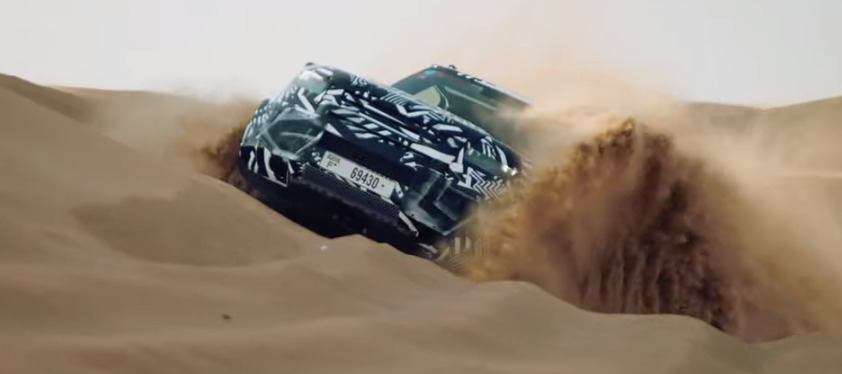 Land Rover испытал новый Defender в пустыне.