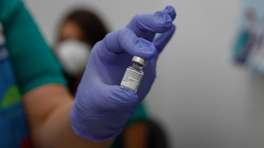 ВОЗ внесла вакцину Pfizer в список препаратов для экстренного использования.