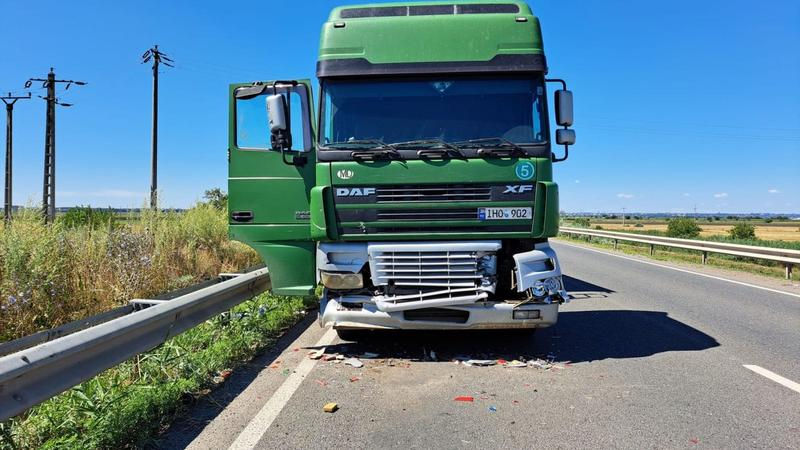 В Румынии беженец влетел в фуру из Молдовы: до этого он ранил ножом жену.