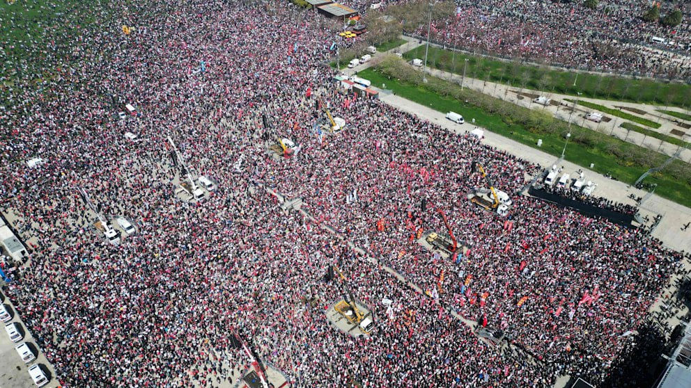 Presa turcă trece sub tăcere demonstrațiile majore împotriva lui Erdogan.
