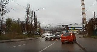 Аварии удалось избежать только благодаря хорошей реакции водителей.
