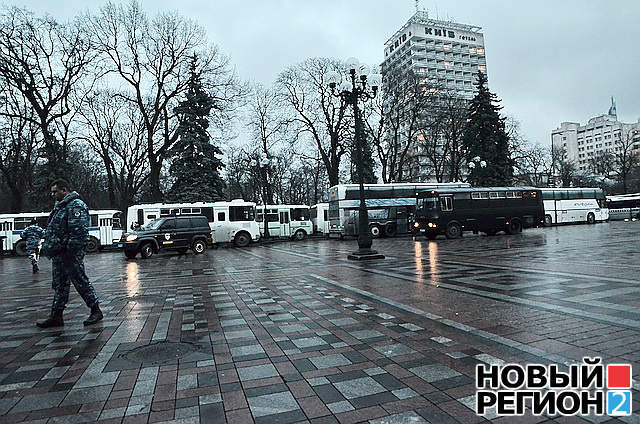 Милицейские автобусы возле Верховной Рады.  Фото: NR2.ru