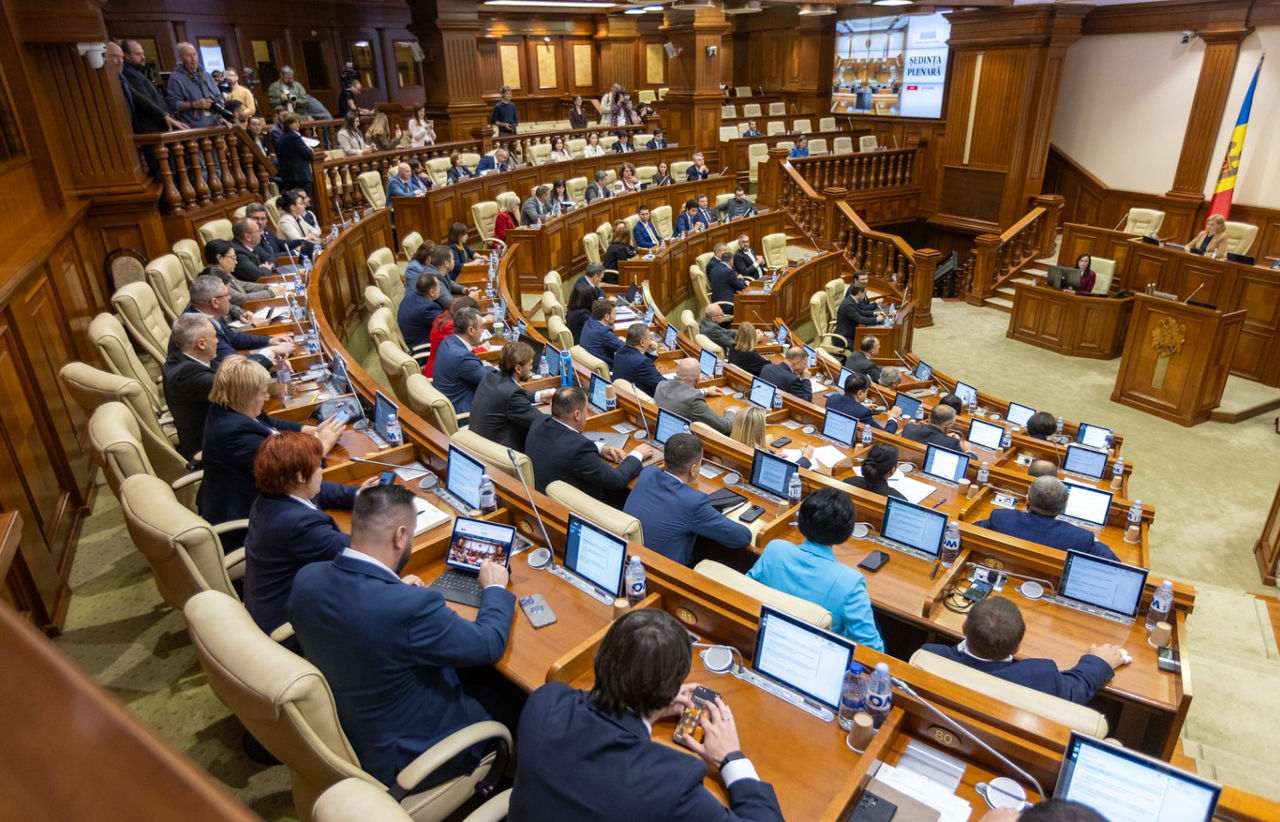Opt deputați PAS și-au depus cererile de demisie.