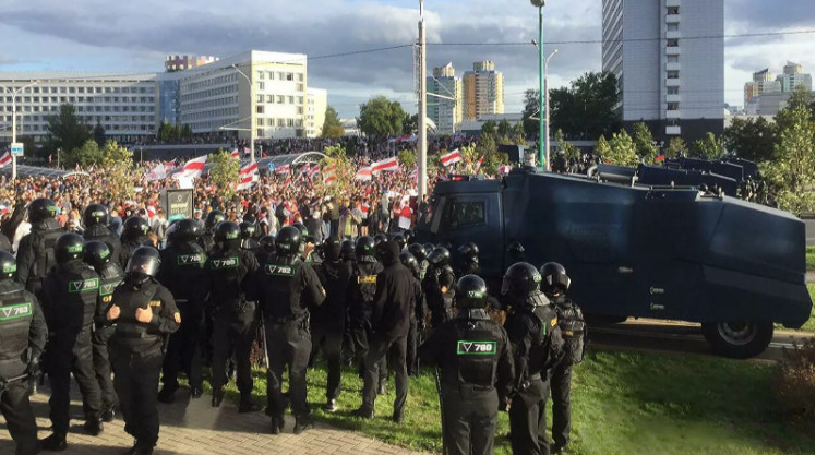 Силовики задержали в различных районах Минска на акциях протеста около 400 человек.