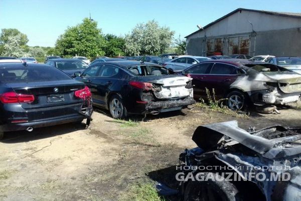 В Гагаузии пожар повредил сразу восемь автомобилей.