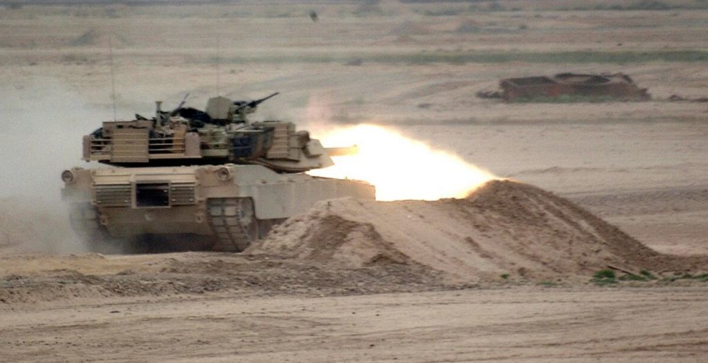 Американские военные случайно подбили свой танк на учениях.