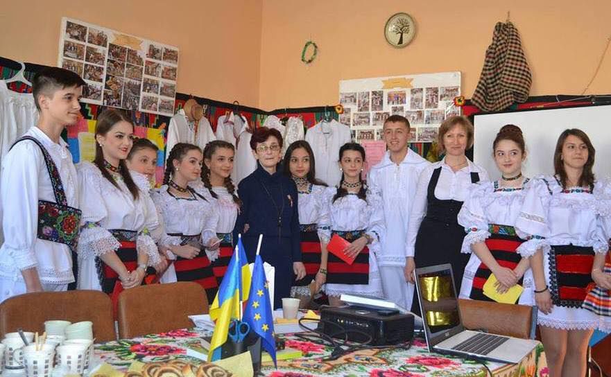 Toți elevii din școlile românești din Ucraina vor primi burse din partea statului român. 