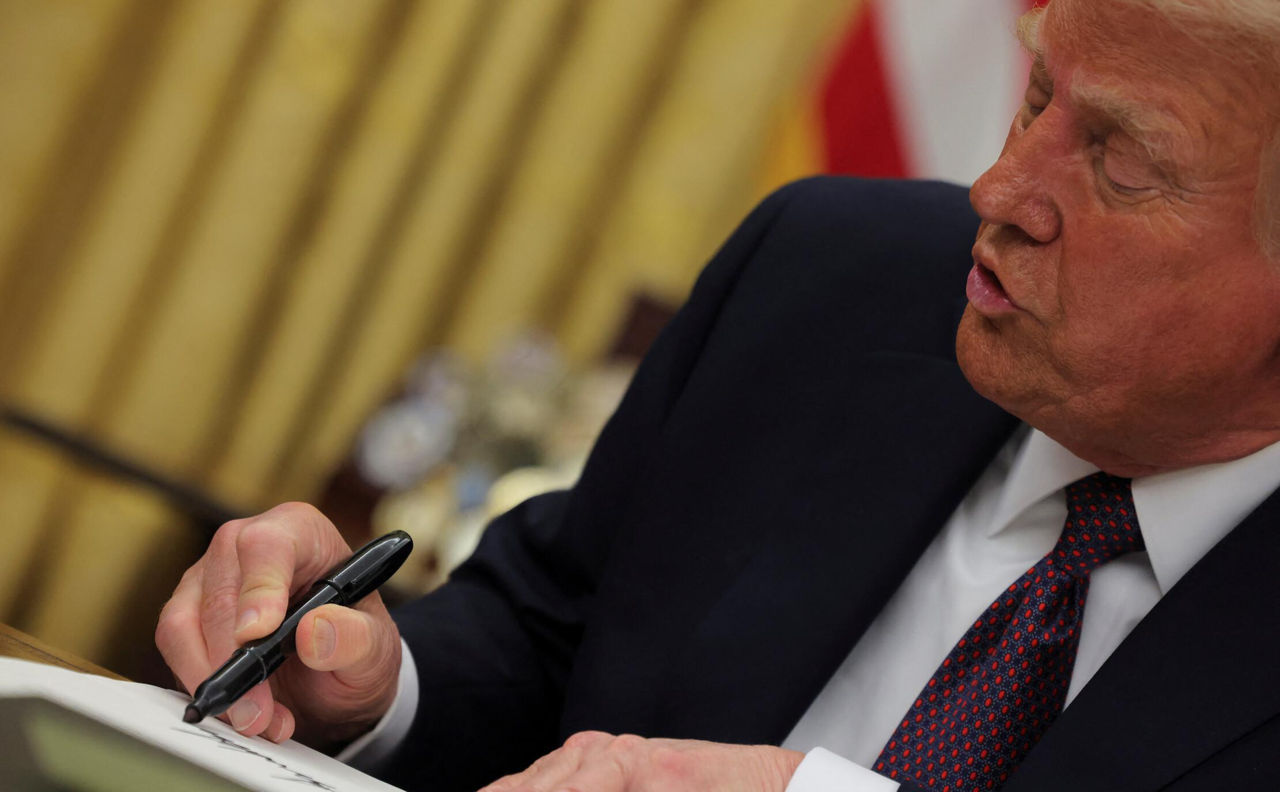 Trump a prelungit interdicția privind accesul navelor rusești în porturile SUA.