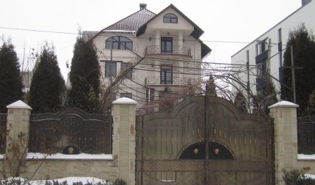 Vila fabuloasă a secretarului CMC Valeriu Didencu şi averea impresionantă a acestuia. Foto: crimemoldova.com