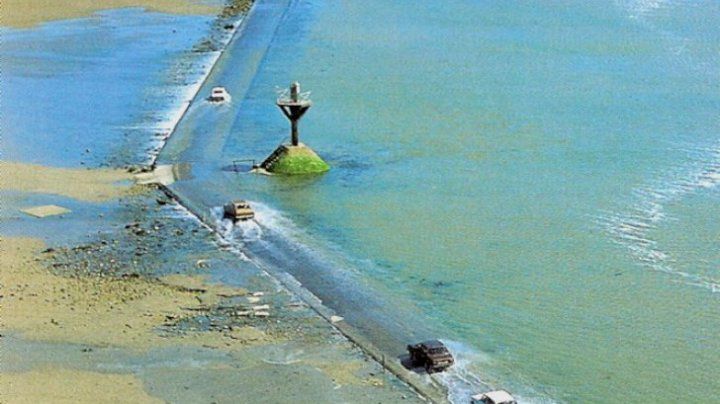 Pasajul du Gois care leagă leagă Golful Burnёf de insula Noirmoutier, Franța. 