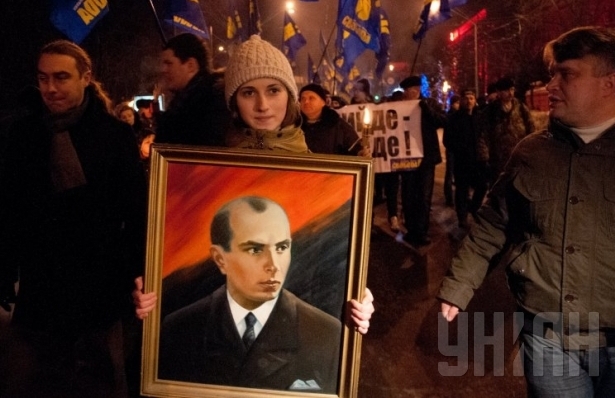 Неизвестные облили зеленкой памятник Степану Бандере. Зеленкой были облиты брусчатка, постамент и надпись на памятнике.