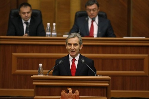 Лянкэ доверяет 41% опрошенных, не доверяет 51%.