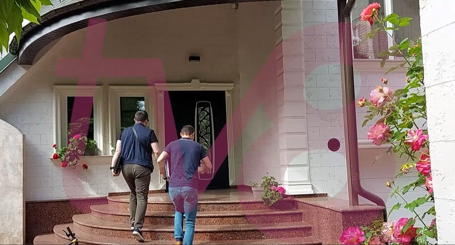 К Додону, помещенному под домашний арест, пришли полицейские.